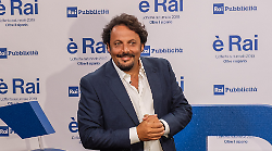 Ma... diamoci del tour! In Europa stasera in tv, martedì 14 gennaio su Rai 2: Enrico Brignano torna con la sua ironia