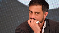 Simone Montedoro ospite da Caterina Balivo su Rai 1 a La Volta Buona: dal successo con Don Matteo alla sfida superata con la malattia