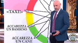 Elon Musk e il caso del saluto romano, svelato il Muskiometro a Splendida Cornice: il siparietto comico di Geppi Cucciari e Filippo Nigro