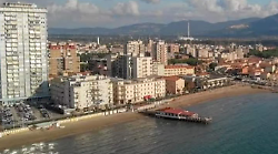 Una 50enne gira nuda per le vie di Follonica: fermata dalla Polizia municipale, allontanata e denunciata