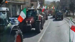 Gli agricoltori sfilano a Chiusi con i loro trattori. Il video