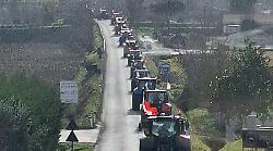 Protesta dei trattori, la lunga marcia per sensibilizzare i cittadini: "Abbiamo bisogno di un sostegno per salvare le aziende"