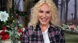 Antonella Clerici in tv con E' sempre mezzogiorno gioved&igrave; 30 gennaio su Rai 1. La conduttrice: "Un regalo riciclato? Un paio di ciabatte di un hotel"