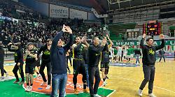 Basket, il Costone vince il derby contro la Mens Sana al PalaEstra
