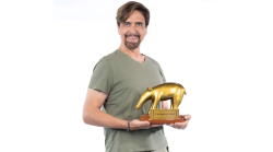 Striscia la notizia torna stasera in tv gioved&igrave; 6 febbraio su Canale 5 con Valerio Staffelli e la Montini: scopri tutta la storia del tapiro d'oro