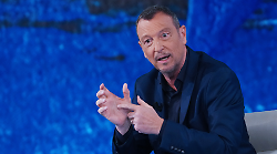 Amadeus ospite stasera in tv su Canale 5 a C'&egrave; Posta per Te, sabato 8 febbraio: scopri perch&egrave; il conduttore ha lasciato la Rai per andare al Nove