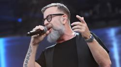 Marco Masini stasera in tv a Ora omai più, sabato 8 febbraio su Rai 1: ecco a chi dedicò Bella stronza quando uscì nel 1995
