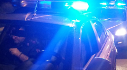 Siena, pugni e calci a una ragazza in pieno centro: la violenza filmata dalle telecamere di un locale