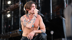 Rkomi in collegamento a La Volta Buona luned&igrave; 10 gennaio su Rai 1 per parlare del Festival di Sanremo, ma poi esclama: "Posso salutare Manuela Arcuri?"