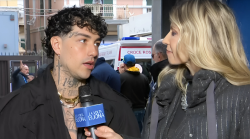 Tony Effe in collegamento su Rai 1 luned&igrave; 10 febbraio per parlare dell'imminente Festival di Sanremo 2025 e di Giulia De Lellis: "Lei &egrave; una guerriera"