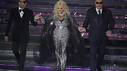 Arriva Antonella Clerici al Festival di Sanremo 2025 con un abito ricco di paillettes argentate: Carlo Conti e Gerry Scotti scherzano e mettono gli occhiali da sole