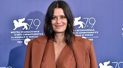 Claudia Pandolfi ospite oggi in tv su Rai 1 da Caterina Balivo a La Volta Buona: "Io vivo con il mio compagno in due case separate"