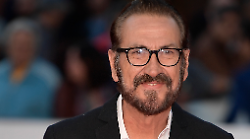 Marco Giallini ospite oggi in tv su Rai 1 giovedì 13 febbraio a La Volta Buona da Caterina Balivo: dalla carriera alla tragedia della moglie scomparsa a 40 anni