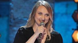 La comica Giulia Cerruti in scena con Monologo di donna con pecorino