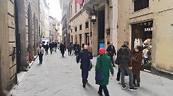 Siena, i commercianti molto delusi dai saldi: "Non ce ne siamo neanche accorti"