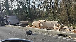 Mezzo pesante si ribalta sulla tangenziale di Siena: traffico rallentato