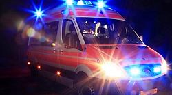 Grave incidente nella notte, giovane coppia in moto cade a terra: lei lotta tra la vita e la morte