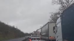 Maltempo, auto colpita da albero sulla tangenziale: 78enne all'ospedale