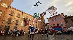 E' il giorno del palio dei somari: i contradaioli sognano il panno di Giuliano Censini