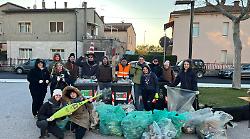 Tolgono rifiuti da aree verdi e spazi pubblici: domani torna l'iniziativa per l'ambiente