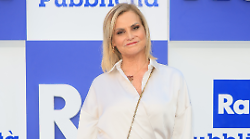 Simona Ventura torna all'Isola dei famosi come opinionista, ma la Rai le taglia il compenso