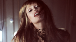 Miley Cyrus nella sua era vintage e glamour: i look audaci del nuovo album Something Beautiful e cosa aspettarsi dal progetto