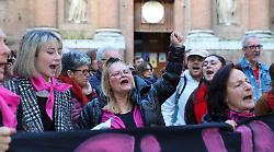 Un grido contro i femminicidi: circa 200 persone hanno preso parte alla manifestazione organizzata da Non una di meno