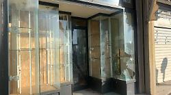 Aveva sfondato quattro vetrine di negozi, oggi arriva il foglio di via del questore: dovrà allontanarsi per quattro anni