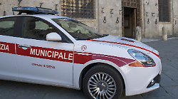 Occupazione abusiva di suolo pubblico, sindaco chiude locale per 10 giorni: titolare recidivo