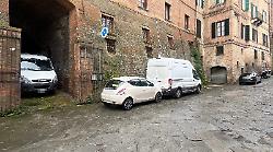 Siena, parcheggio selvaggio alla Stufa Secca: residenti infuriati