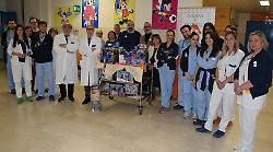 Codini e occhiali dona giochi alla Pediatria delle Scotte