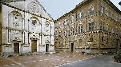 La piazza trapezoidale di Pienza vale la pena di essere vista: My Luxury la promuove