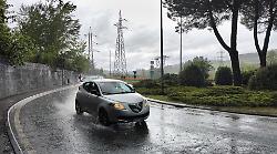 Maltempo su Siena, acqua nel parcheggio del centro commerciale. Il video