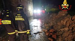 Siena, a causa del maltempo crolla un muro in strada di Montalbuccio: lungo intervento dei vigili del fuoco