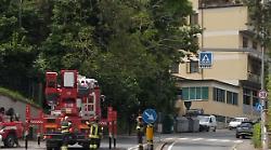 Albero sulla carreggiata: traffico chiuso in viale Sclavo