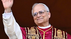Papa Leone XIV saluta un tifoso giallorosso e dice: "Forza Roma"