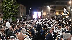 Lupa: le immagini della cena del piatto