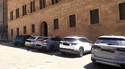 Piazza Salimbeni invasa dalle auto: un'immagine rivedibile