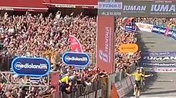 L'applauso di piazza del Campo al vincitore Van Aert. Il video