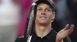 Roland Garros, oggi Jannik Sinner tenterà di conquistare il trionfo a Parigi 49 anni dopo Adriano Panatta