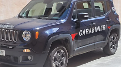 Minaccia un passante ma dimentica il freno, danneggiate le auto in sosta