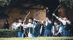 Gran finale per la festa medievale Il Bianco e l'Azzurro tra sbandieratori e il torneo di arcieri