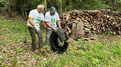 I cacciatori ripuliscono il bosco: una giornata all’insegna dell’ecologismo raccogliendo quintali di spazzatura