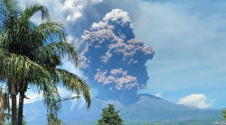 Spettacolare eruzione dell'Etna, il fuggi fuggi dei turisti