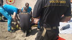 Si sente male in spiaggia, intervento decisivo del 118 e dei vigili del fuoco