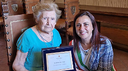 Tanti auguri a Cesarina: grande festa per i 110 anni di vita, memoria e straordinaria vitalità