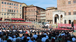 Siena celebra gli oltre 800 laureati: Piazza del Campo si illumina per un Graduation Day da record