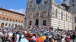 Siena, centro storico ostaggio delle Fiat 500: residenti infuriati e traffico in tilt
