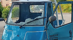 Vandali in azione al Petriccio, devastata l’Ape di un giovane. L’appello del padre: "Comprato dopo tanti sacrifici, aiutateci a trovare i responsabili"