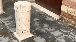 Siena, pulizia e riqualificazione dei colonnini lapidei in via del Cavallerizzo
